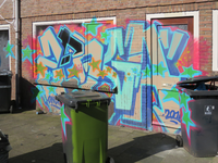829556 Afbeelding van graffiti met een gestileerde tekst op de voorgevel van het leegstaande pand Aardbeistraat 34 te ...